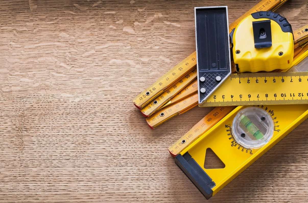 Гид по замерам и раскрою материалов: как спроектировать расход без лишнего