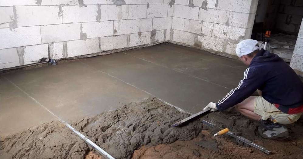 Как сделать ровный стяжной пол без помощников: практические советы по выравниванию пола