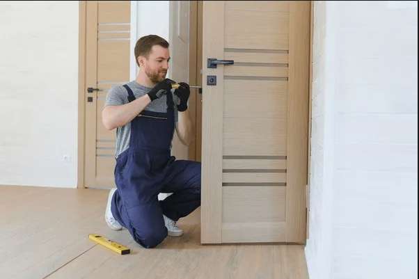 Самостоятельная установка межкомнатных дверей: регулировка петель и идеальные зазоры