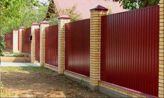 Как построить простой забор из профнастила или дерева своими руками: установка столбов и монтаж секций