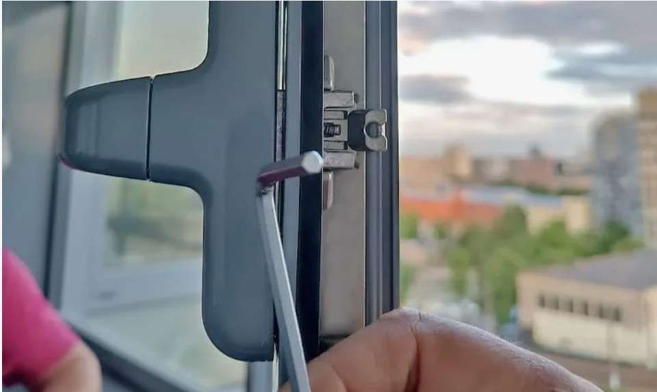 Регулировка и ремонт фурнитуры окон ПВХ: полное практическое руководство для продления срока службы