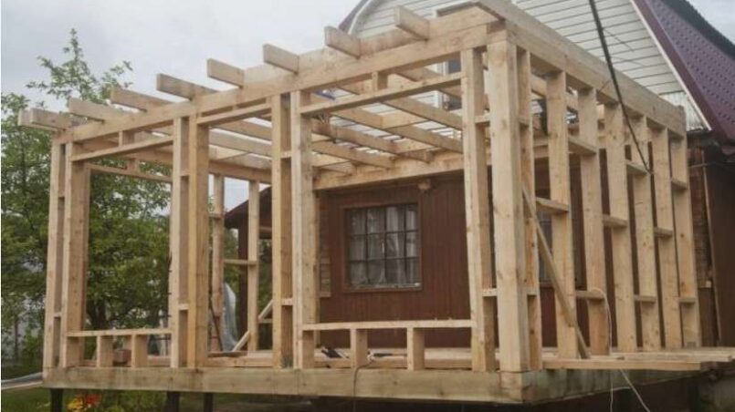 Каркасная пристройка-веранда: как построить теплую и прочную зону для отдыха у дома