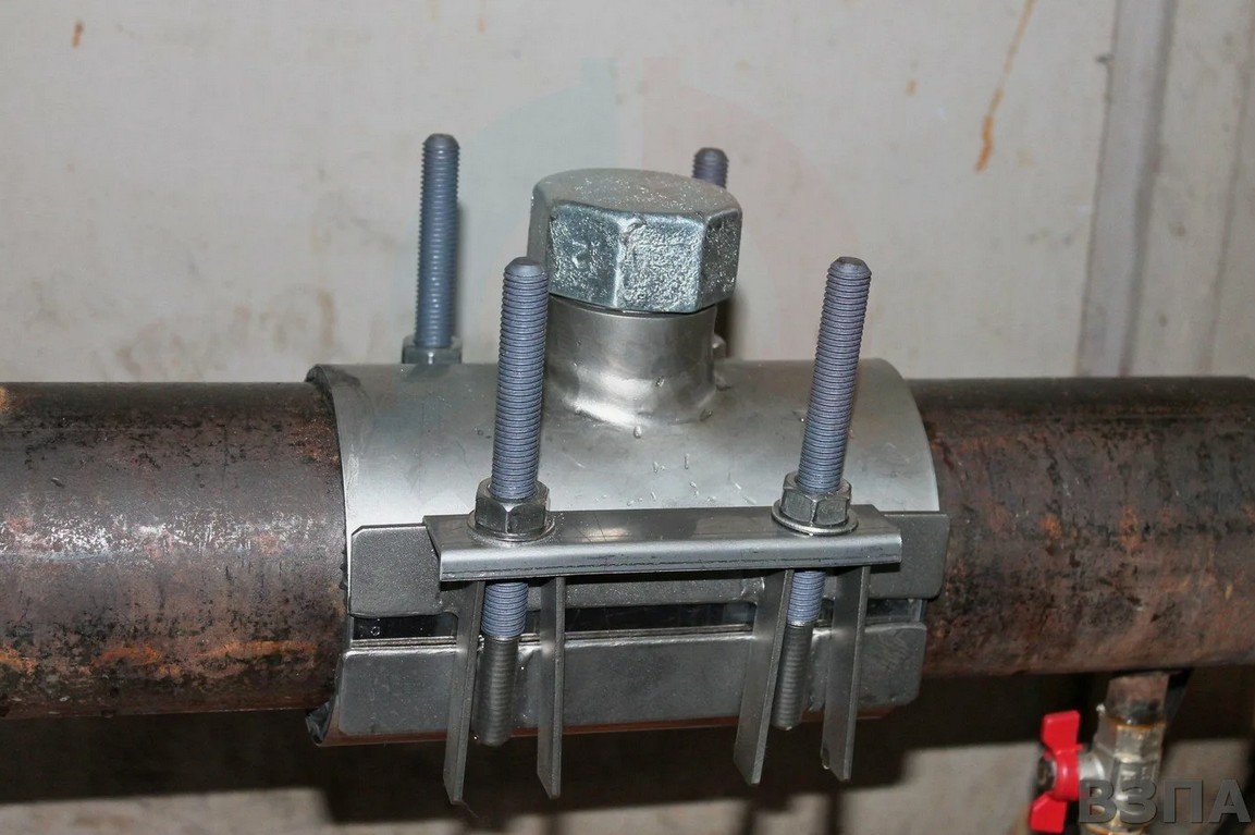 Как безопасно выполнить врезку в трубопровод без сварки: обзор обжимных хомутов и седелок для стальной и чугунной магистрали