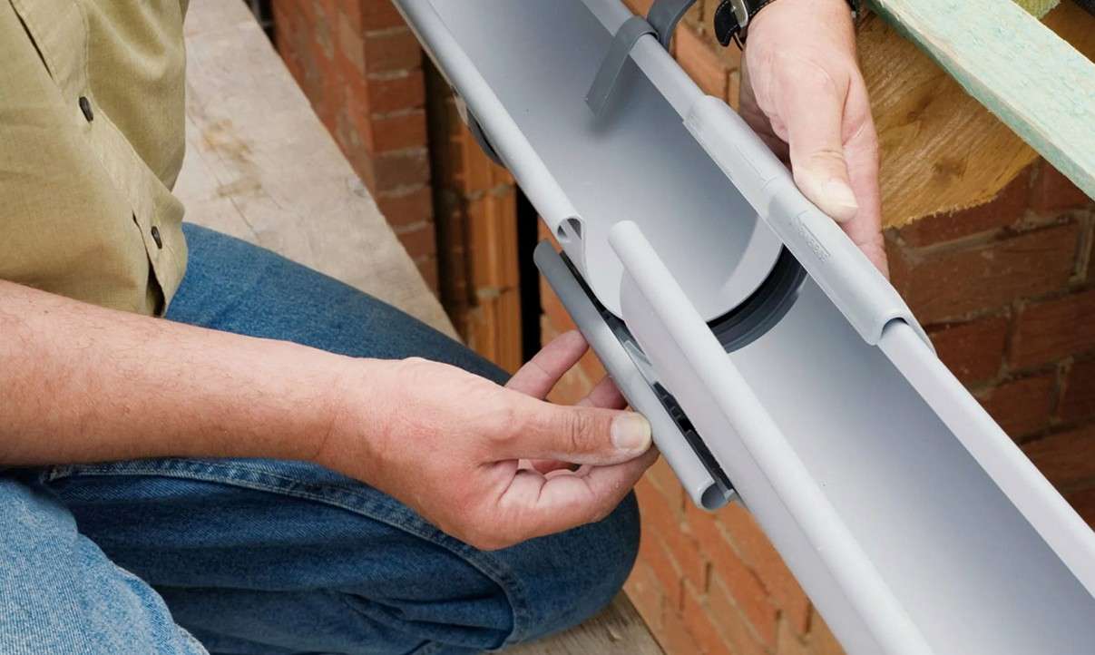 Водосточная система своими руками: как рассчитать диаметр, уклоны и герметично соединить желоба ПВХ или металла