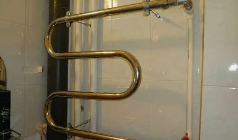 Как правильно установить полотенцесушитель в ванной: все варианты врезки, материалы и практические советы