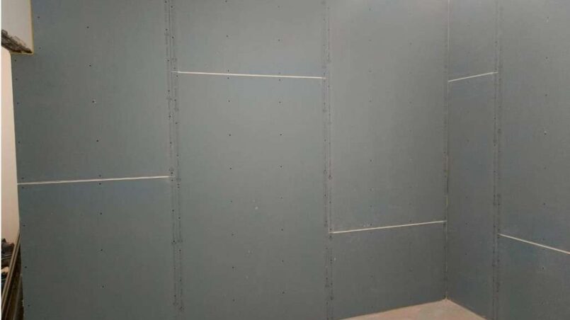 Монтаж гипсокартона на стены без каркаса: когда применим клеевой метод и как подготовить кривое основание