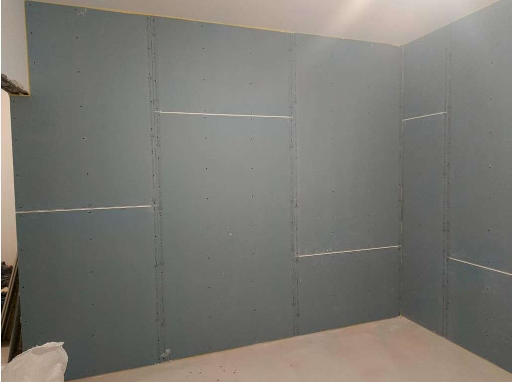 Монтаж гипсокартона на стены без каркаса: когда применим клеевой метод и как подготовить кривое основание