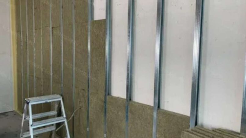 Шумоизоляция каркасных перегородок: как выбрать акустическую минвату и правильно смонтировать виброразвязку для металлического профиля Шумоизоляция каркасных перегородок: как выбрать акустическую минвату и правильно смонтировать виброразвязку для металлического профиля