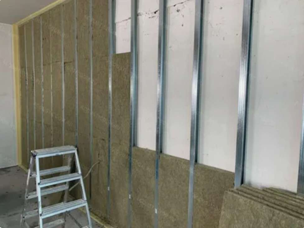 Шумоизоляция каркасных перегородок: как выбрать акустическую минвату и правильно смонтировать виброразвязку для металлического профиля