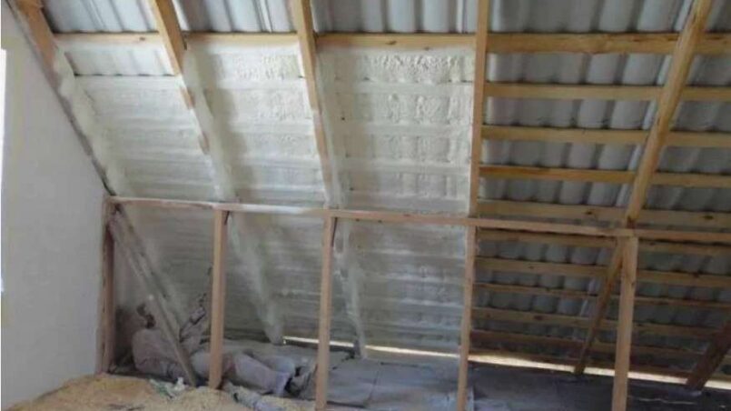 Как правильно утеплить кровлю изнутри пенополиуретаном: напыление своими руками и подготовка обрешетки под чистовую отделку мансарды