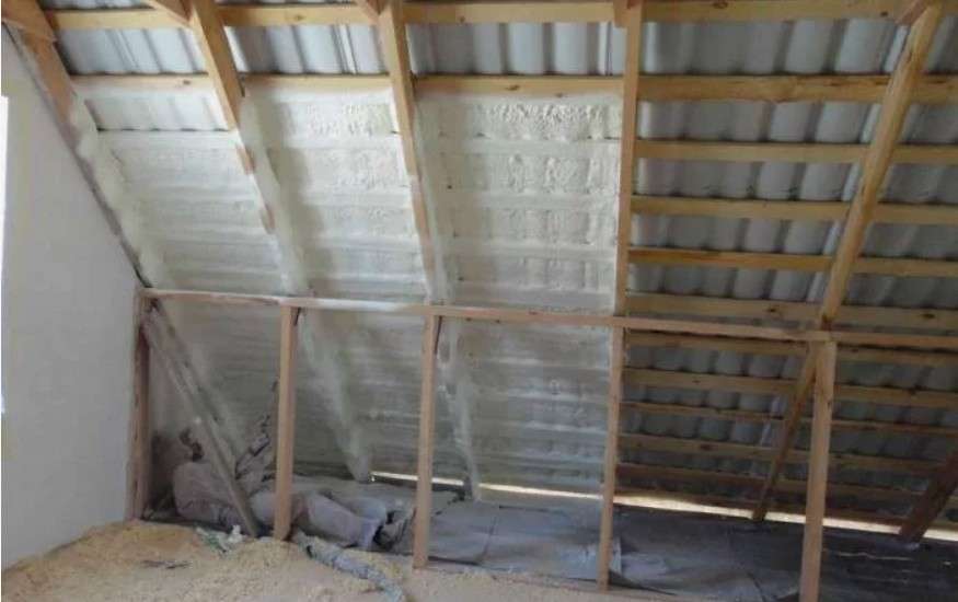 Как правильно утеплить кровлю изнутри пенополиуретаном: напыление своими руками и подготовка обрешетки под чистовую отделку мансарды