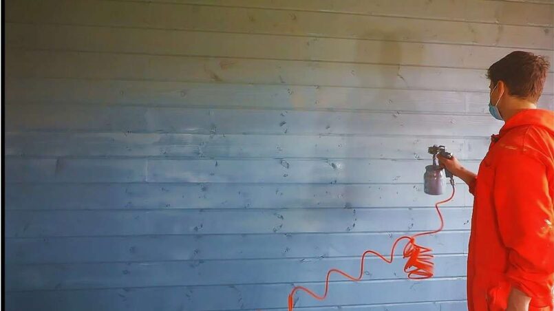 Покраска деревянного дома аэрографом: как получить бесшовное покрытие лессирующими антисептиками