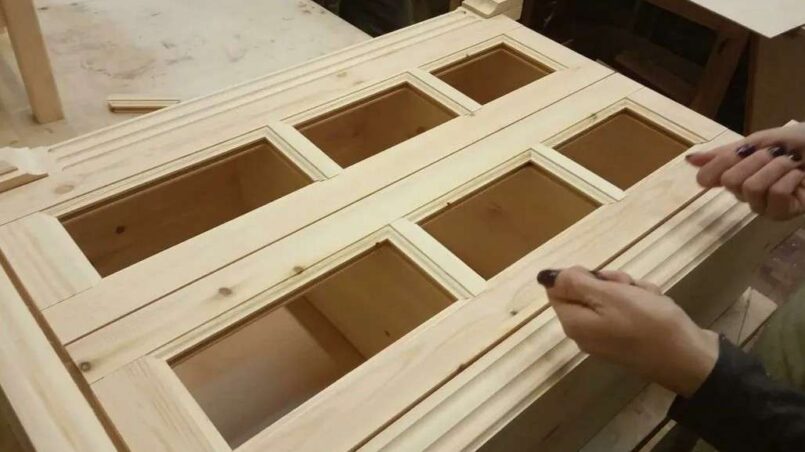 Как сделать межкомнатную дверь из массива: от фрезеровки профиля до врезки замка своими руками