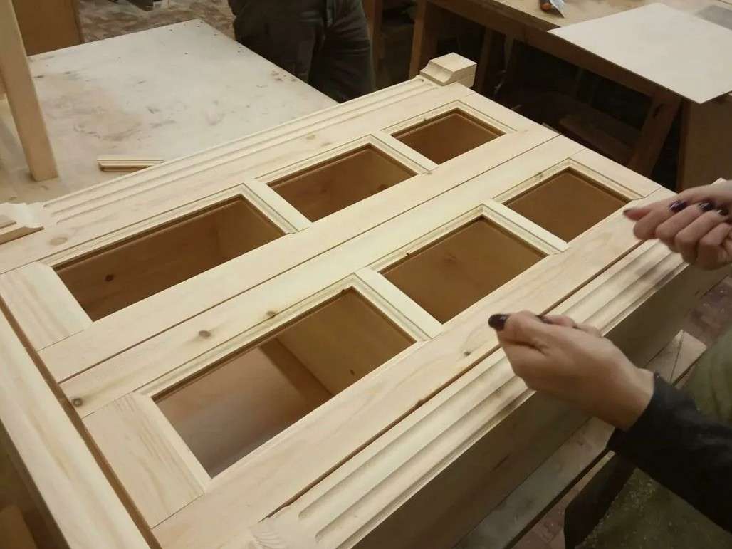 Как сделать межкомнатную дверь из массива: от фрезеровки профиля до врезки замка своими руками