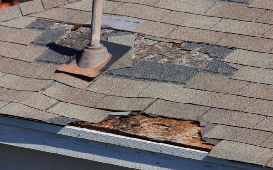 Ремонт мягкой кровли без демонтажа: как локально поменять участки, ставить заплатки на ендовах и герметизировать примыкания