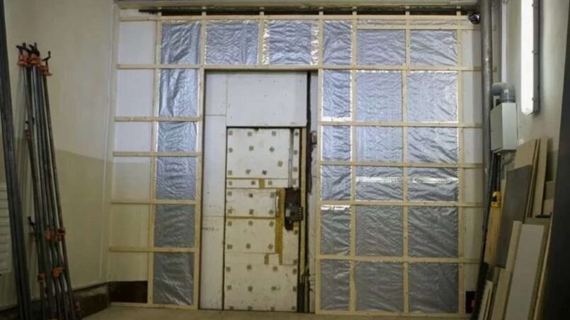 Как утеплить гаражные ворота пенополистиролом: обрешетка и обшивка вагонкой для тепла в боксе