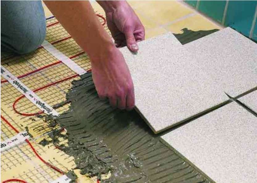 Как правильно уложить плитку на тёплый пол: от заливки стяжки до ухода за швами, чтобы избежать трещин