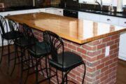 Барная стойка из кирпича и дерева: как спроектировать, наверстать кладку с нишей под холодильник и сделать столешницу своими руками
