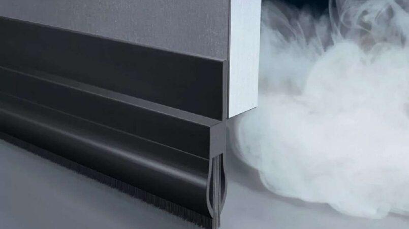 Как установить дверные щетки и автоматический порог: подробный монтаж выдвижного уплотнителя для защиты от сквозняков и пыли Как установить дверные щетки и автоматический порог: подробный монтаж выдвижного уплотнителя для защиты от сквозняков и пыли