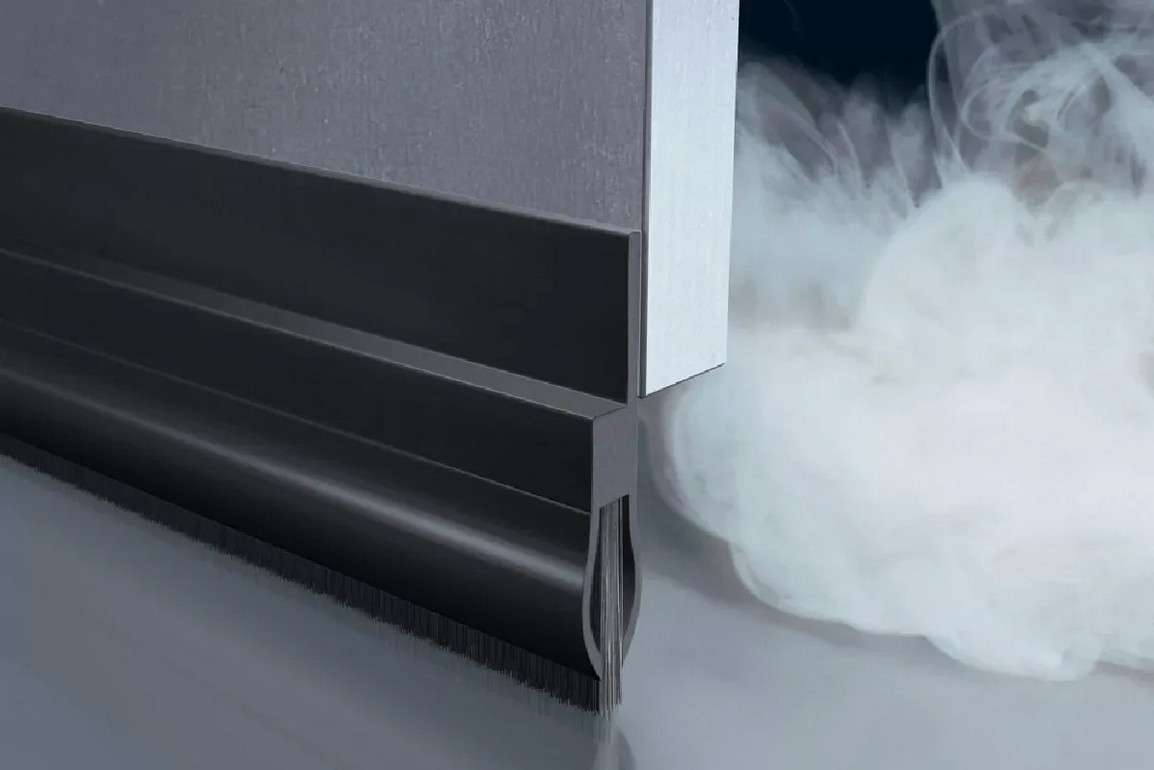 Как установить дверные щетки и автоматический порог: подробный монтаж выдвижного уплотнителя для защиты от сквозняков и пыли