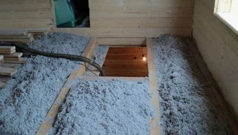 Как правильно утеплить чердачное перекрытие эковатой: плотность, методы нанесения и пароизоляция без сюрпризов Как правильно утеплить чердачное перекрытие эковатой: плотность, методы нанесения и пароизоляция без сюрпризов