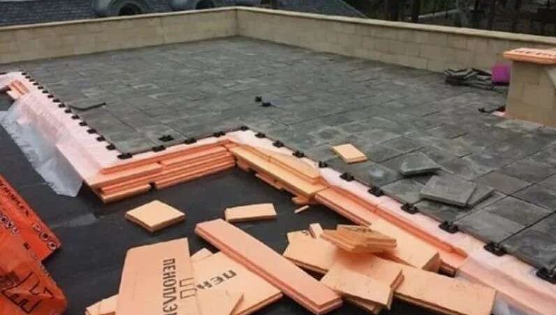 Как сделать эксплуатируемую инверсионную кровлю с уклоном из керамзита и тротуарной плиткой: практический путеводитель