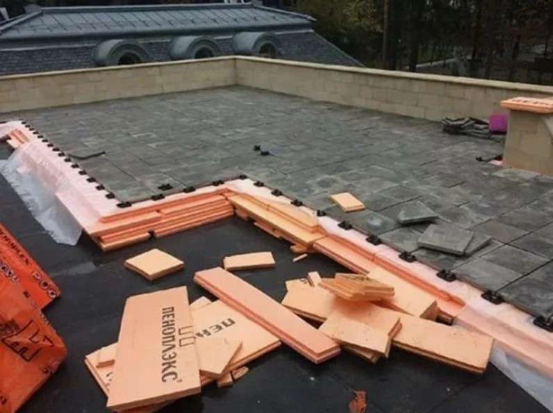 Как сделать эксплуатируемую инверсионную кровлю с уклоном из керамзита и тротуарной плиткой: практический путеводитель