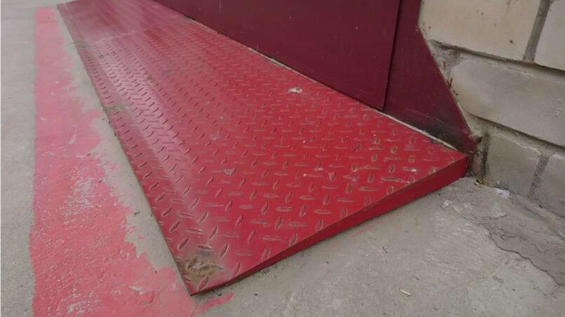 Как сделать наклонный пандус из двух швеллеров и петель: заезд для низкой машины в гараж своими руками