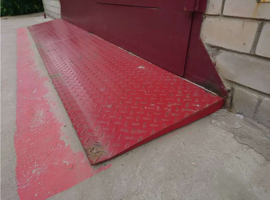 Как сделать наклонный пандус из двух швеллеров и петель: заезд для низкой машины в гараж своими руками